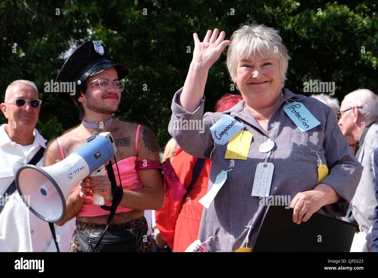 Londra, Regno Unito, 1st luglio 2022. I veterani della prima marcia Pride nel Regno Unito e altri attivisti LGBT+ hanno segnato il 50th anniversario dell'evento, marciando lungo il percorso originale intrapreso nel 1972. I manifestanti hanno riportato Pride alle radici del GLF (Gay Liberation Front) come protesta contro la discriminazione e la lotta per l'uguaglianza. Credit: Undicesima ora Fotografia/Alamy Live News Foto Stock