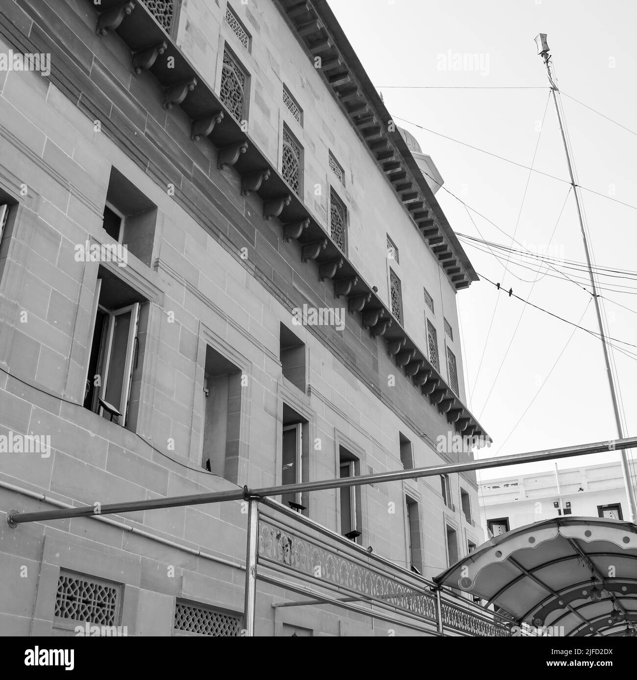 Gurudwara SIS Ganj Sahib è uno dei nove Gurdwara storici nella vecchia Delhi in India, Sheesh Ganj Gurudwara in Chandni Chowk, di fronte al Forte Rosso in O. Foto Stock