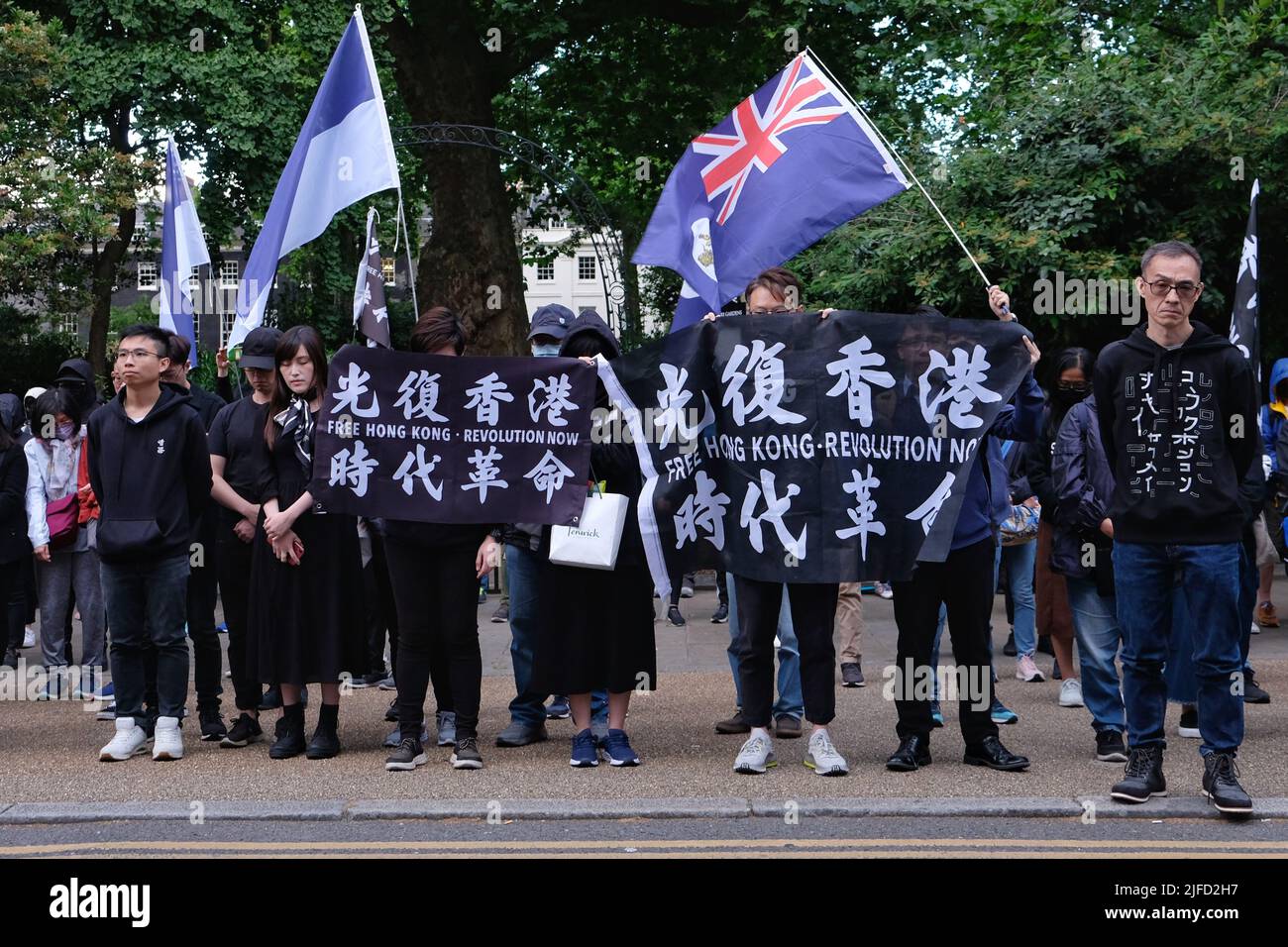 Londra, Regno Unito, 1st luglio 2022. Gli attivisti a favore della democrazia di Hong Kong hanno tenuto un raduno al di fuori dell'Ufficio economico e commerciale di Hong Kong in occasione del 25th anniversario della riconversione britannica in Cina, quando è stato concordato che il territorio avrebbe mantenuto le libertà civili secondo il principio di "un paese, due sistemi”, per 50 anni dopo il 1997. La crescente preoccupazione per la repressione delle proteste, la chiusura di diversi notiziari e l'introduzione della legge sulla sicurezza nazionale hanno portato alcune nazioni occidentali a criticare l'ingerenza da parte delle autorità di Pechino. Credit: Undicesima ora Fotografia/Alamy Live News Foto Stock