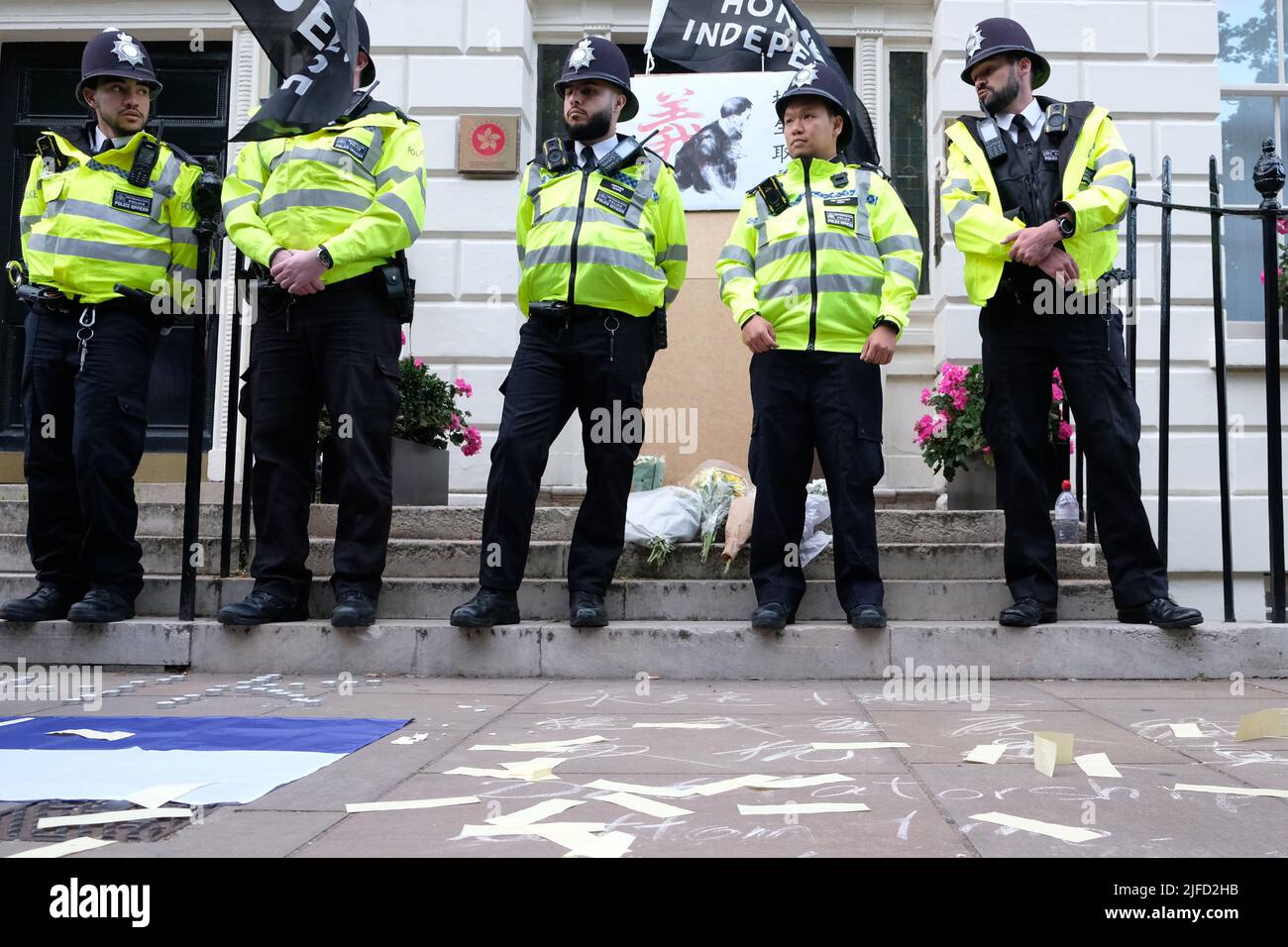 Londra, Regno Unito, 1st luglio 2022. Gli attivisti a favore della democrazia di Hong Kong hanno tenuto un raduno al di fuori dell'Ufficio economico e commerciale di Hong Kong in occasione del 25th anniversario della riconversione britannica in Cina, quando è stato concordato che il territorio avrebbe mantenuto le libertà civili secondo il principio di "un paese, due sistemi”, per 50 anni dopo il 1997. La crescente preoccupazione per la repressione delle proteste, la chiusura di diversi notiziari e l'introduzione della legge sulla sicurezza nazionale hanno portato alcune nazioni occidentali a criticare l'ingerenza da parte delle autorità di Pechino. Credit: Undicesima ora Fotografia/Alamy Live News Foto Stock