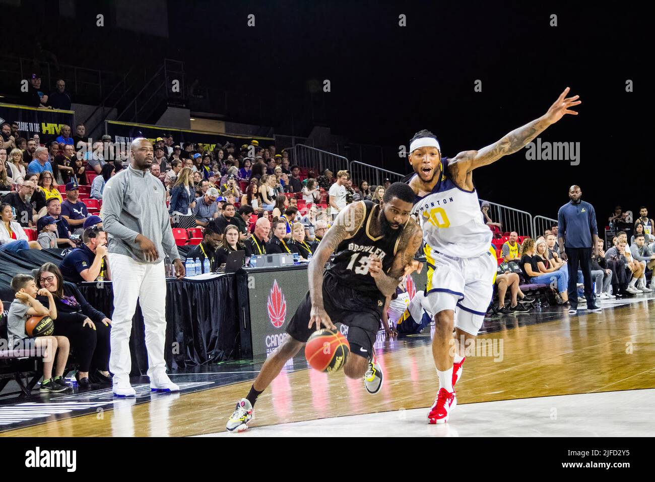 Edmonton, Canada. 30th giugno 2022. Mathieu Kamba (guardia) #10 di Edmonton difende contro il Terry Thomas (Guardia) #13 di Terranova durante la gara di Edmonton Stingers dei Newfoundland Growlers in Canadian Elite Basketball Action con una vittoria storica. Edmonton Stingers 120-69 Fraser Valley Bandits. (Foto di Ron Palmer/SOPA Images/Sipa USA) Credit: Sipa USA/Alamy Live News Foto Stock