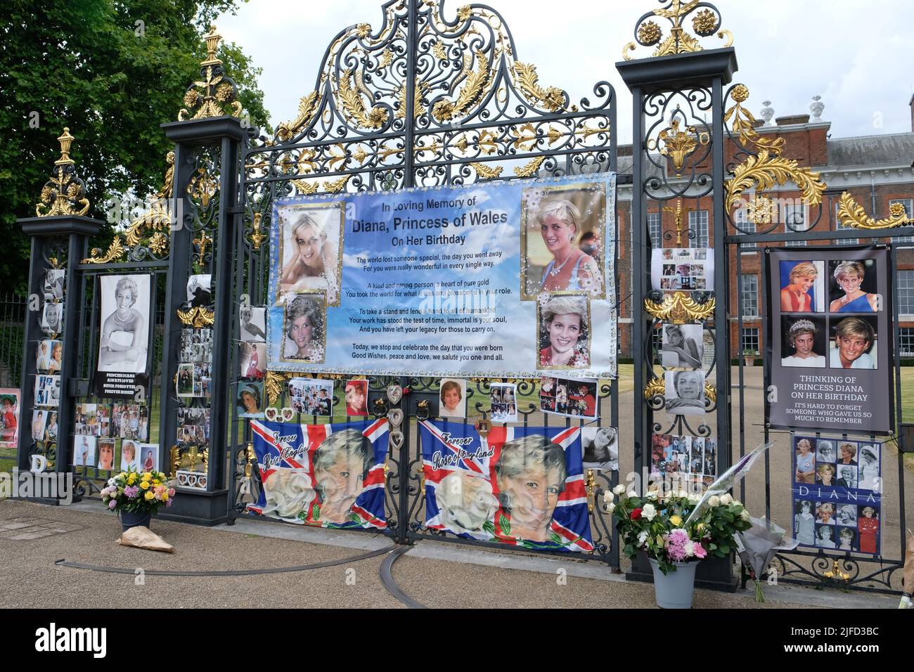 Londra, Regno Unito, 1st luglio 2022. I tifosi reali creano un omaggio annuale alla principessa Diana il suo compleanno, lasciando fiori, ornamenti e striscioni in suo onore alle porte della sua ex casa, Kensington Palace. Diana avrebbe girato 61 quest'anno. Credit: Undicesima ora Fotografia/Alamy Live News Foto Stock