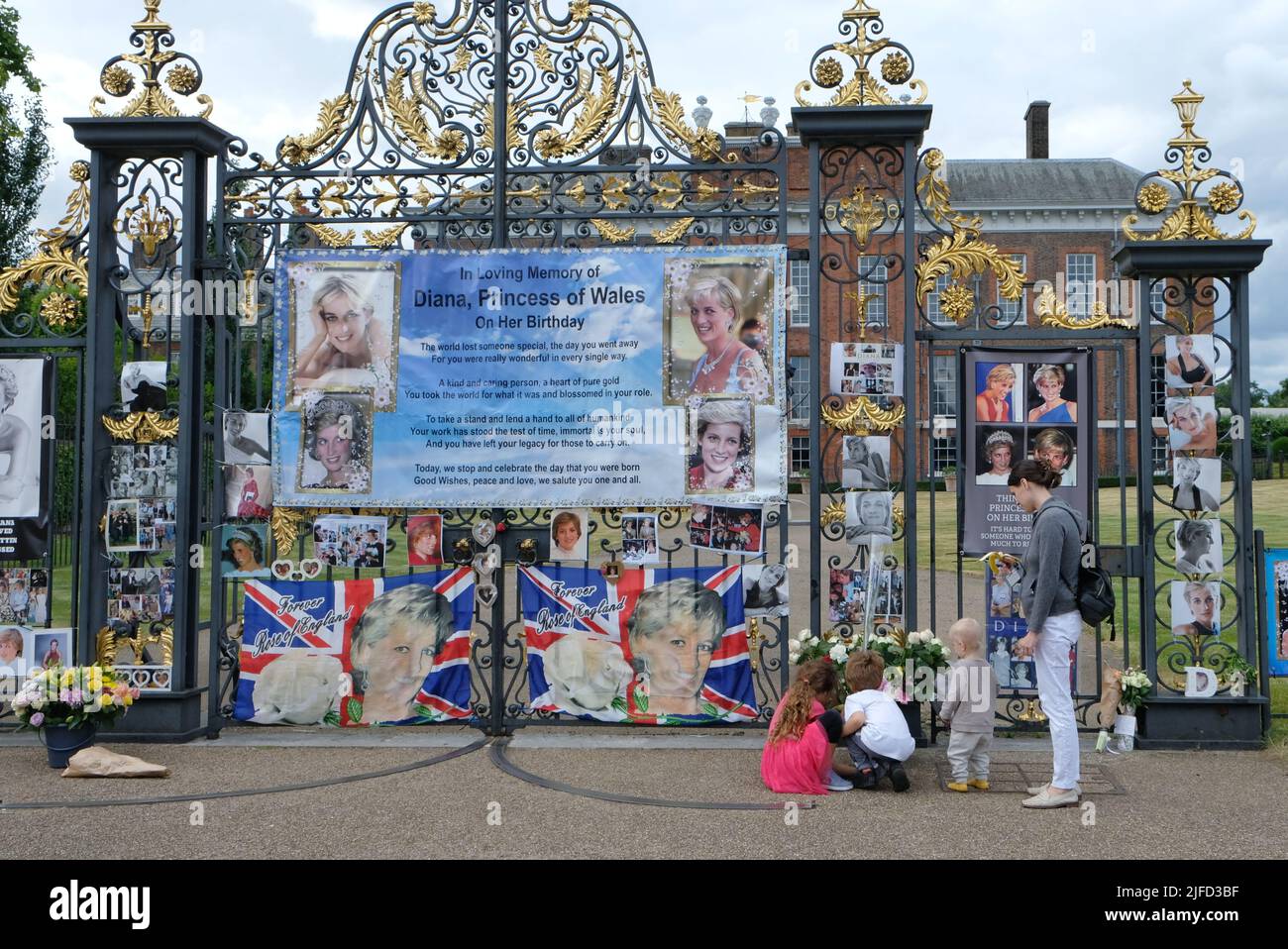 Londra, Regno Unito, 1st luglio 2022. I tifosi reali creano un omaggio annuale alla principessa Diana il suo compleanno, lasciando fiori, ornamenti e striscioni in suo onore alle porte della sua ex casa, Kensington Palace. Diana avrebbe girato 61 quest'anno. Credit: Undicesima ora Fotografia/Alamy Live News Foto Stock