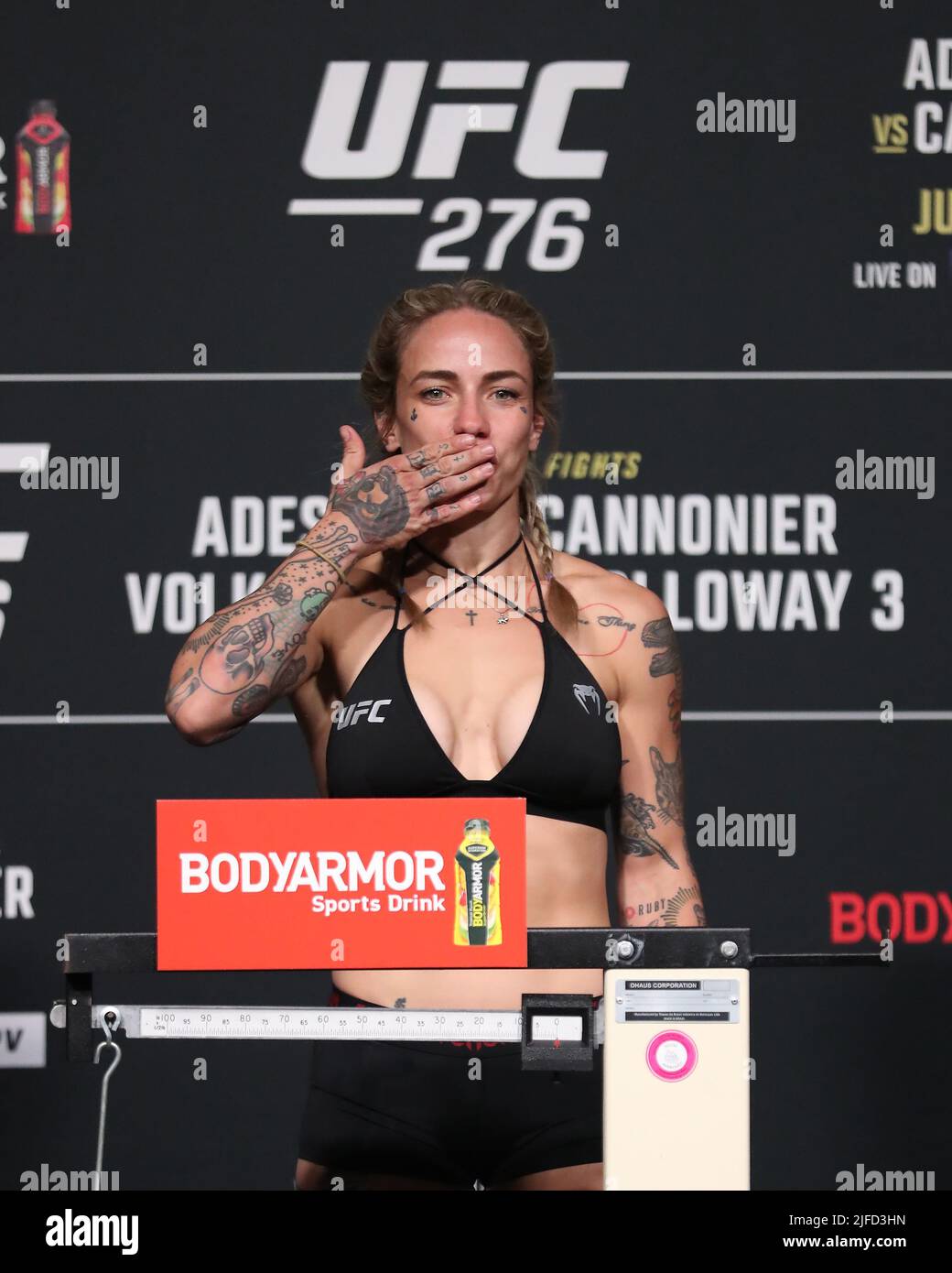 Las Vegas, Stati Uniti. 01st luglio 2022. LAS VEGAS, NV - LUGLIO 1: Jessica-Rose Clark pone sulla scala per il pesato ufficiale per UFC 276 alla T-Mobile Arena il 1 luglio 2022 a Las Vegas, Nevada, Stati Uniti. (Foto di Alejandro Salazar/PxImages) Credit: PX Images/Alamy Live News Foto Stock