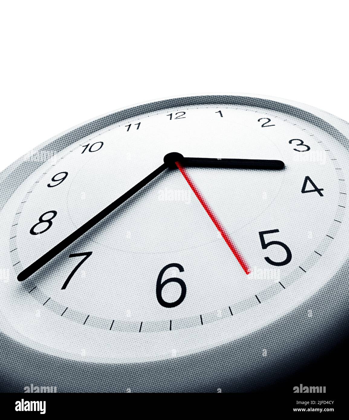 Primo piano di un orologio con una seconda mano sfocata Foto Stock