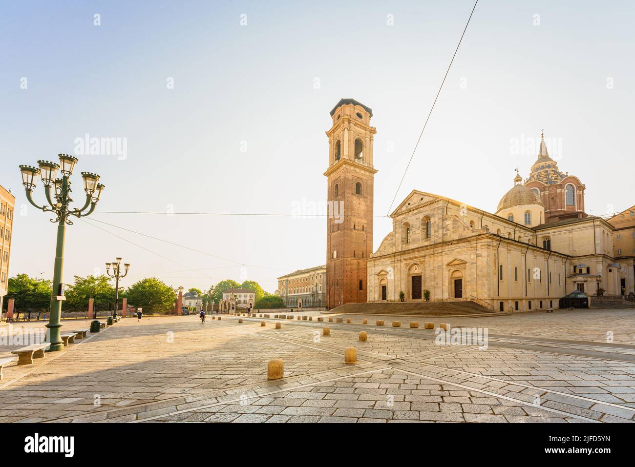 Cattedrale di Torino con un campanile storico e sede della famosa Sacra Sindone Foto Stock