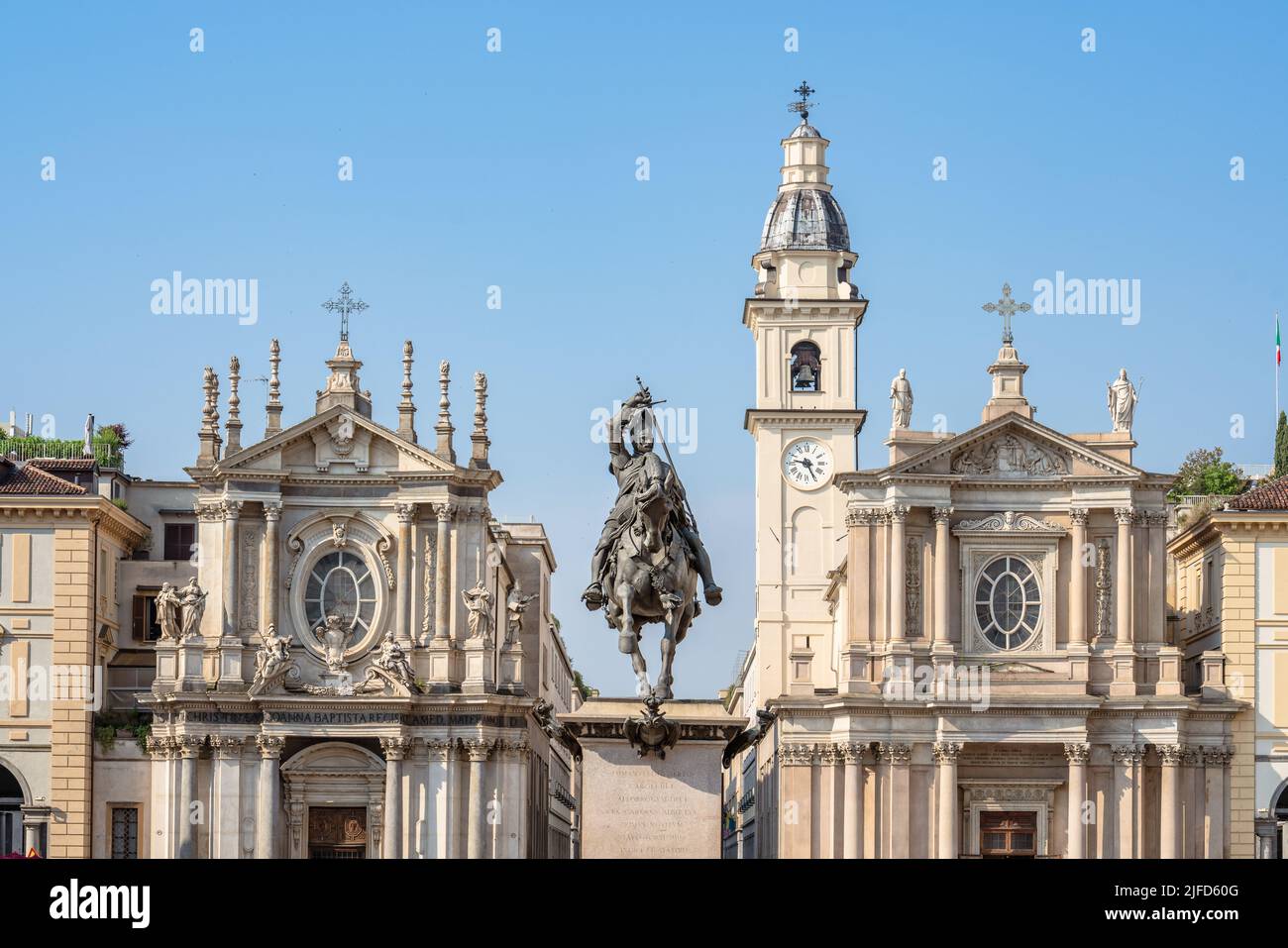 Torino, Italia. Giugno 16, 2022. Vista su Piazza San Carlo con le sue famose chiese e la statua equestre di Emanuele Filiberto Foto Stock