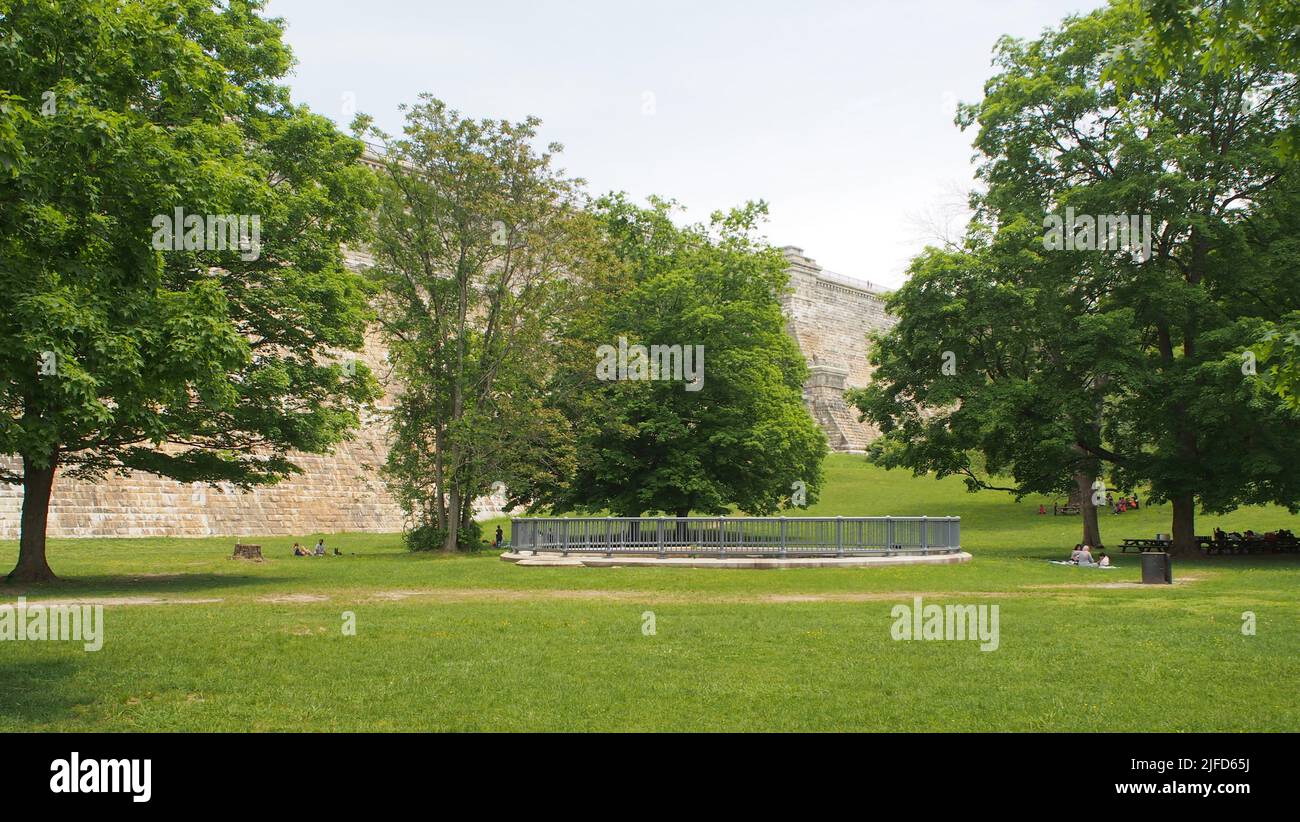 Parco a valle della diga di New Croton, costruita nel 1892-1906, parte del sistema di approvvigionamento idrico di New York City, Croton-on-Hudson, NY, USA Foto Stock