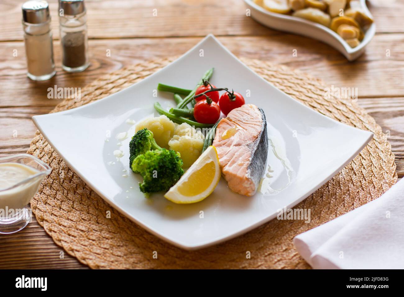 Bistecca di salmone e verdure. Lenten cibo sano. Foto Stock