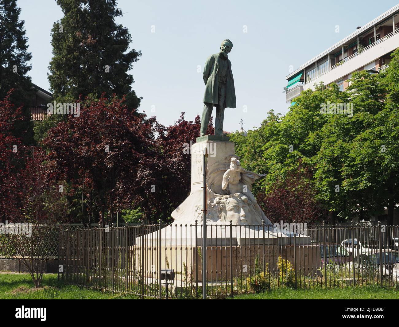 TORINO, ITALIA - CIRCA MAGGIO 2022: Monumento allo scienziato italiano Galileo Ferraris circa 1903 dello scultore Luigi Contratti Foto Stock