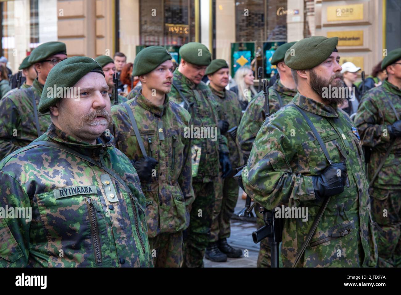 Unità di riserva volontaria alla sfilata militare del giorno della bandiera delle forze di difesa ad Aleksanterinkatu, Helsinki, Finlandia Foto Stock
