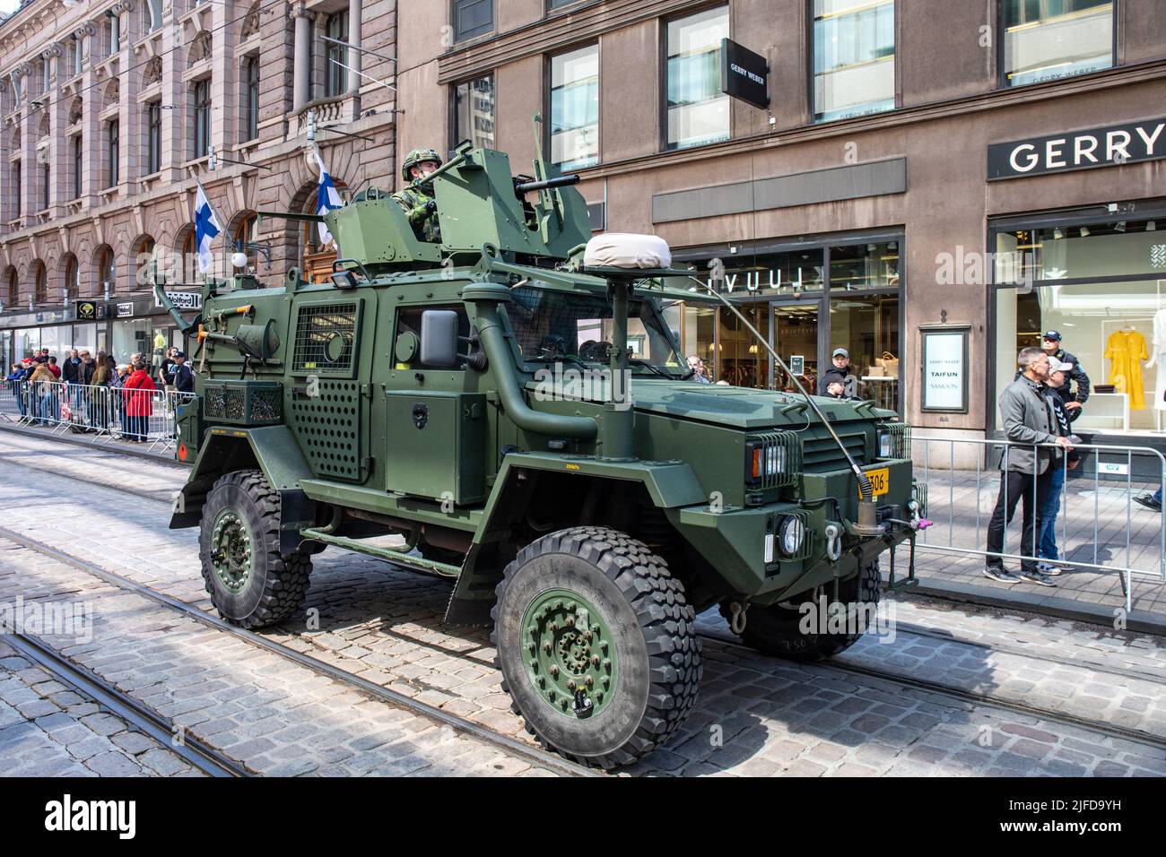 BAE SYSTEM RG32M veicolo fuoristrada blindato ad Aleksanterinkatu durante la sfilata militare del giorno della bandiera delle forze di difesa a Helsinki, Finlandia Foto Stock