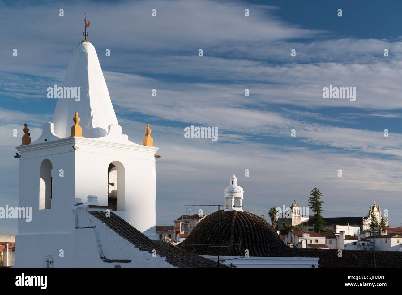 Il campanile dipinto di bianco della Chiesa di Sao Pedro nella storica città Elvas. Alentejo, Portogallo. Foto Stock