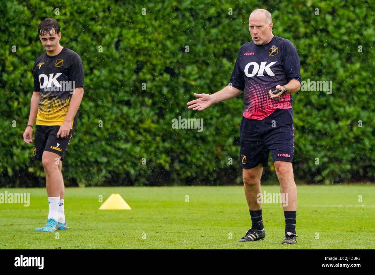 ZUNDERT, PAESI BASSI - GIUGNO 27: Allenatore Robert Molenaar di NAC Breda durante la prima stagione di addestramento 2022/2023 di NAC Breda al Midglas Trainingscentrum il 27 giugno 2022 a Zundert, Paesi Bassi. (Foto di Joris Verwijst/Orange Pictures) Foto Stock