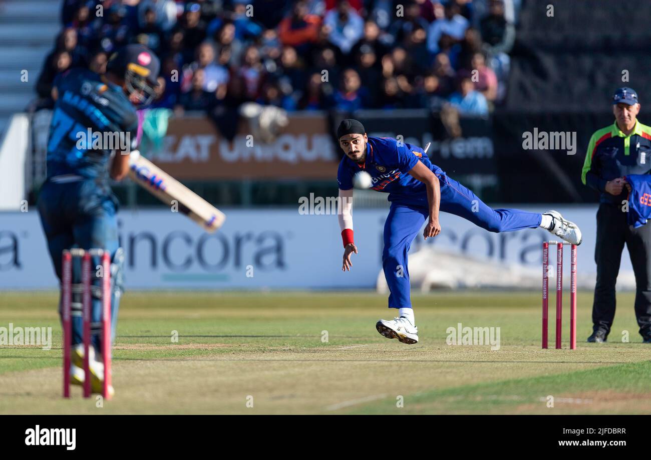 L'India Arshdeep Singh bowling a Wayne Madsen in una partita del T20 Tour tra Derbyshire e India Foto Stock