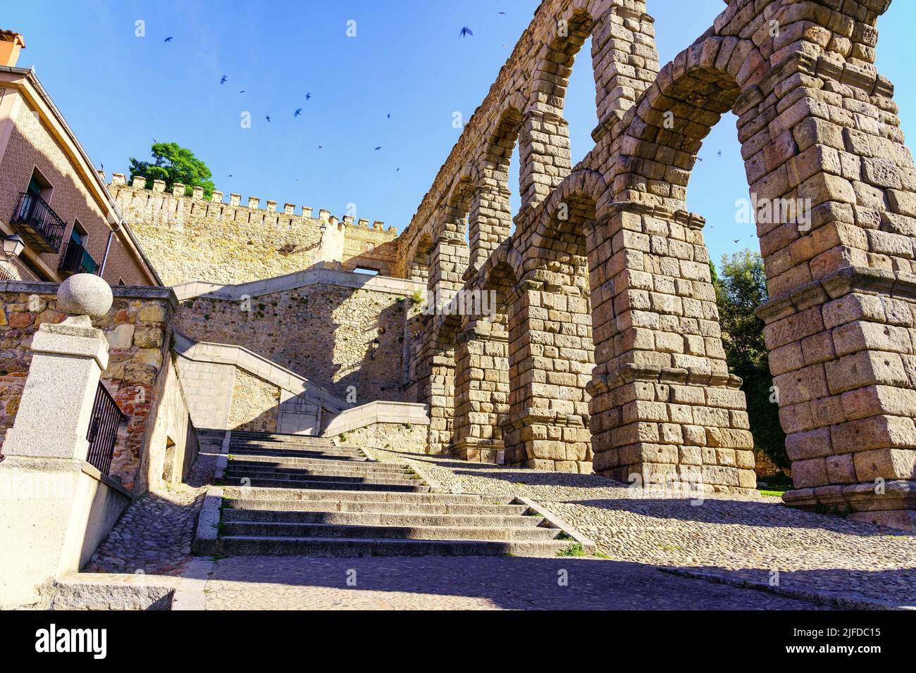 Sezione finale dell'acquedotto romano della città monumentale di Segovia in Spagna. Foto Stock
