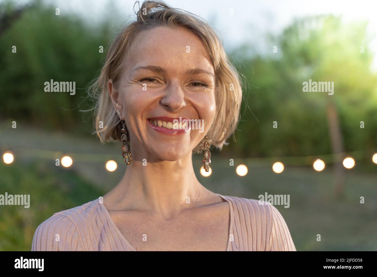 Attraente donna ritratto capelli biondi e bel sorriso. Foto Stock