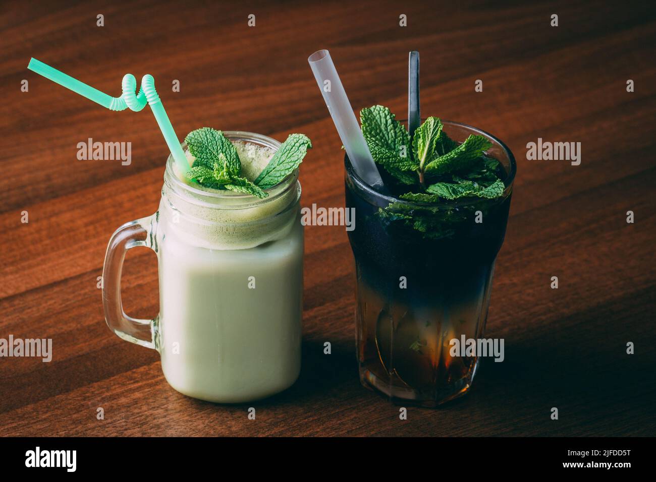 I bicchieri di Black mojito e Shamrock Shake su tavola di legno Foto Stock
