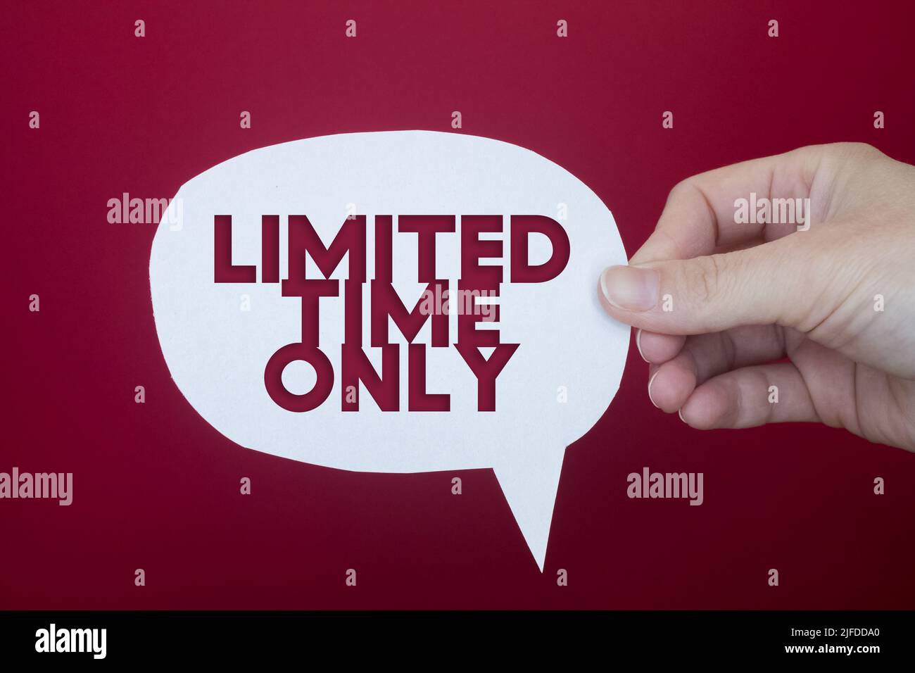 Fumetto vocale davanti a sfondo colorato con testo limitato. Foto Stock