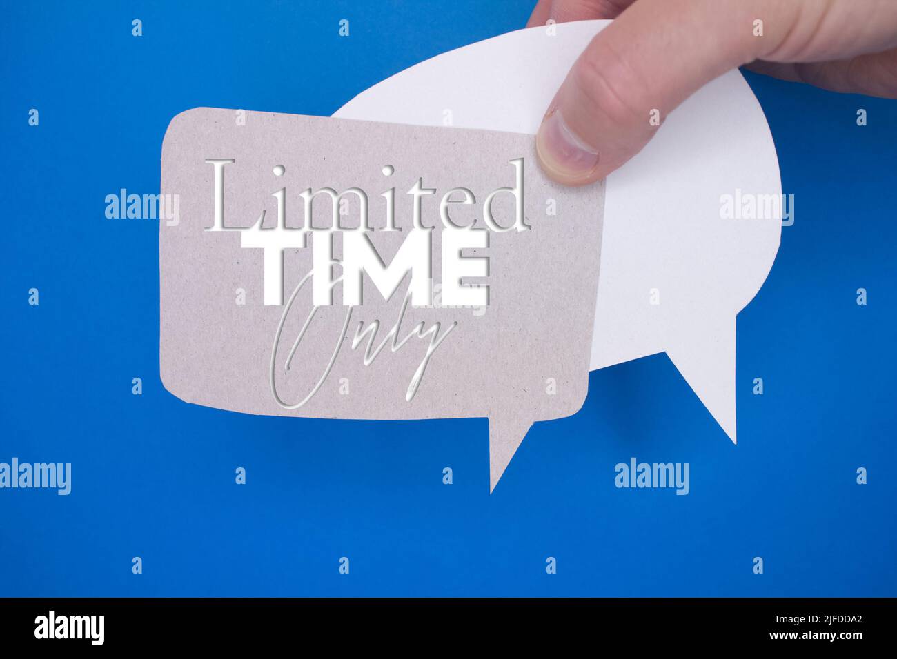 Fumetto vocale davanti a sfondo colorato con testo limitato. Foto Stock