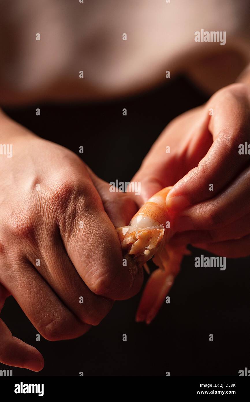 Cucina tradizionale cinese tre gnocchi freschi ripieno preparazione, rimuovere il guscio di gamberi - foto di scorta Foto Stock