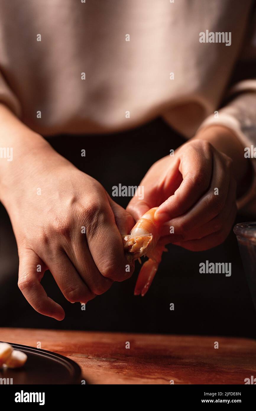 Cucina tradizionale cinese tre gnocchi freschi ripieno preparazione, rimuovere il guscio di gamberi - foto di scorta Foto Stock