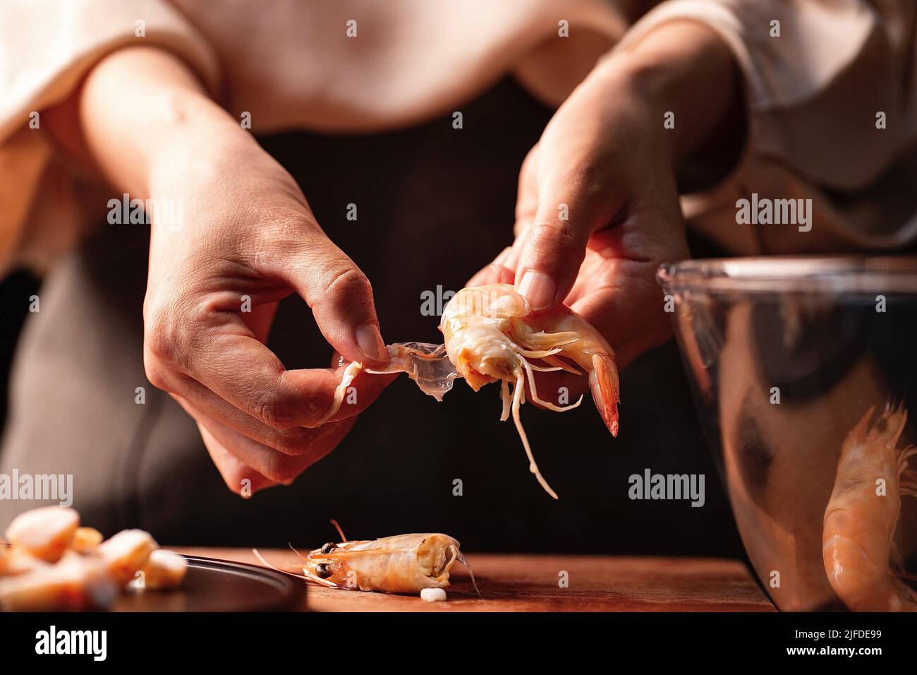 Cucina tradizionale cinese tre gnocchi freschi ripieno preparazione, rimuovere la testa di gamberi - foto di scorta Foto Stock