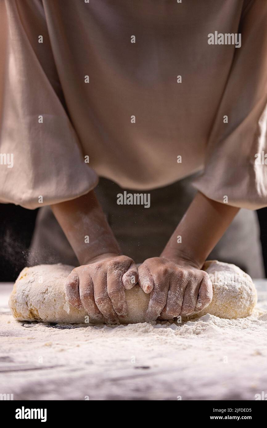 Impastare l'impasto, il tradizionale processo di preparazione della pasta cinese al siero di latte - foto di scorta Foto Stock