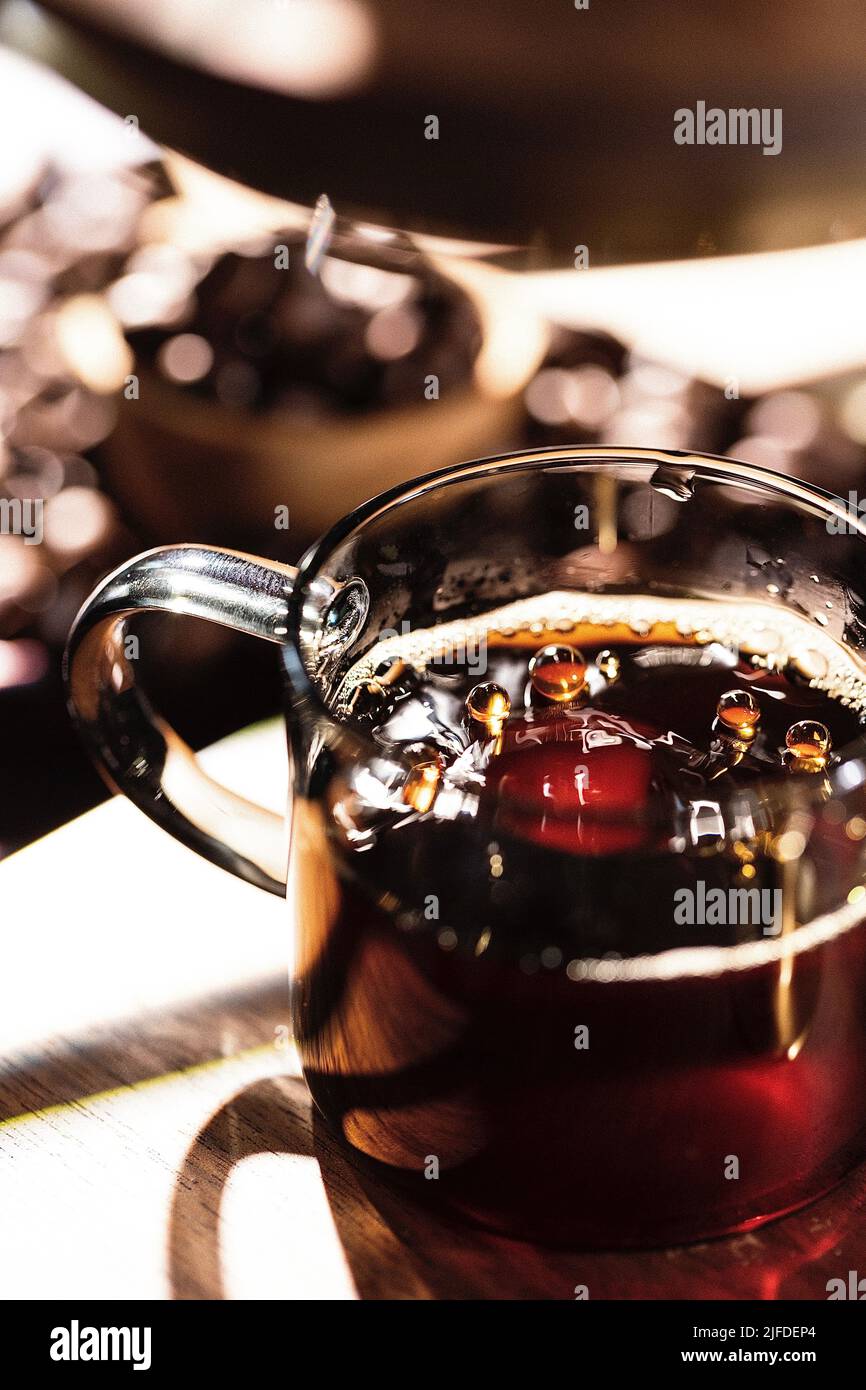 Il caffè viene filtrato, il tradizionale processo di preparazione del caffè fatto a mano - foto di scorta Foto Stock