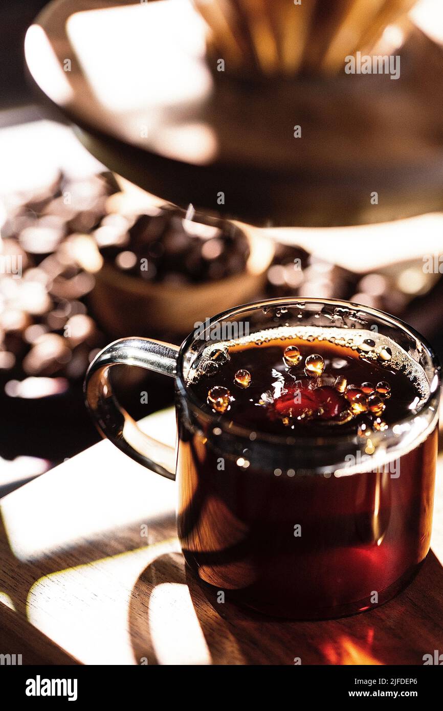 Il caffè viene filtrato, il tradizionale processo di preparazione del caffè fatto a mano - foto di scorta Foto Stock