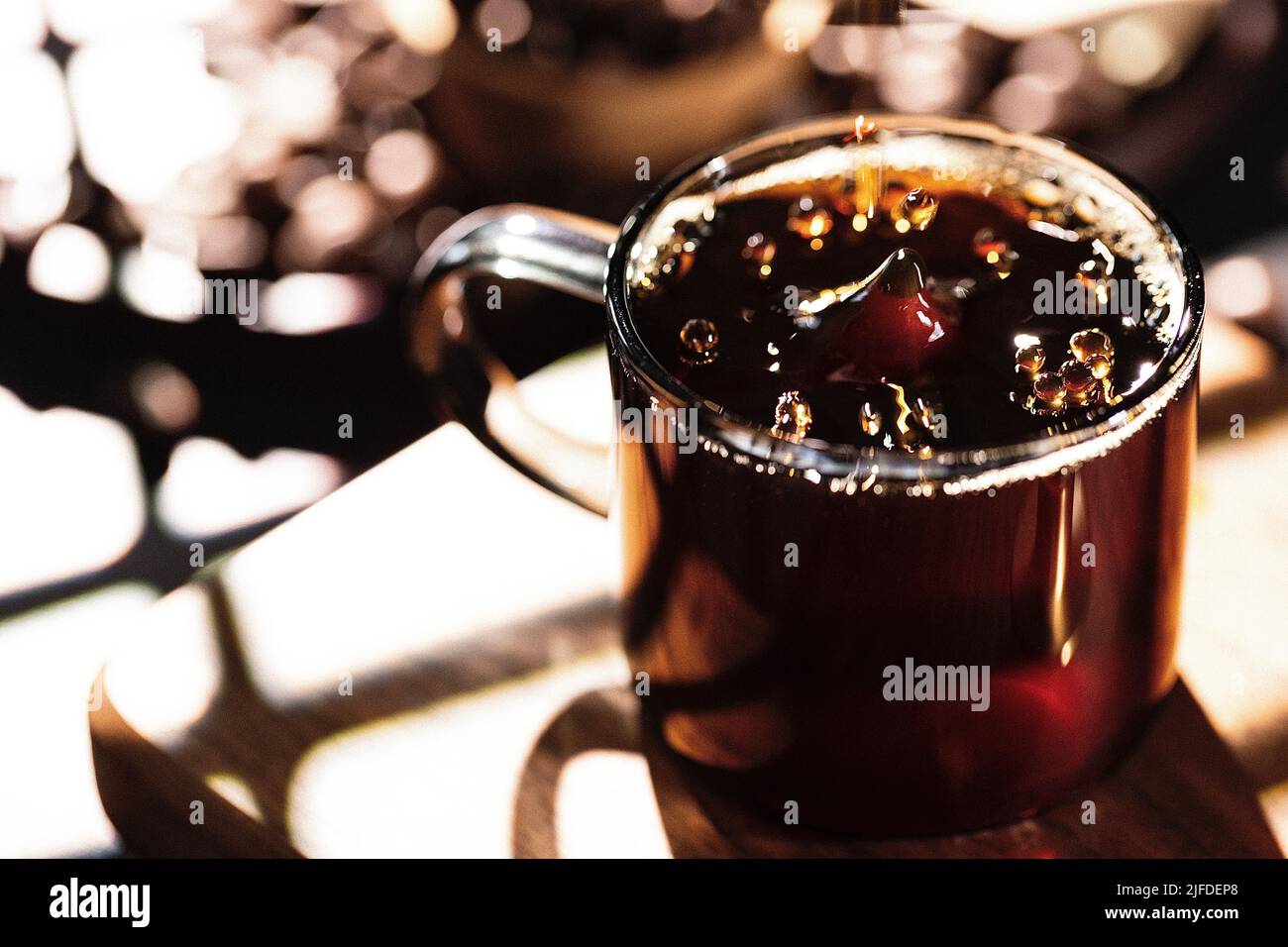 Il caffè viene filtrato, il tradizionale processo di preparazione del caffè fatto a mano - foto di scorta Foto Stock