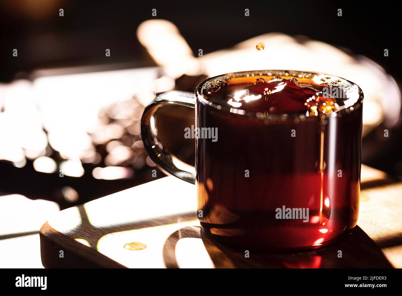 Il caffè viene filtrato, il tradizionale processo di preparazione del caffè fatto a mano - foto di scorta Foto Stock