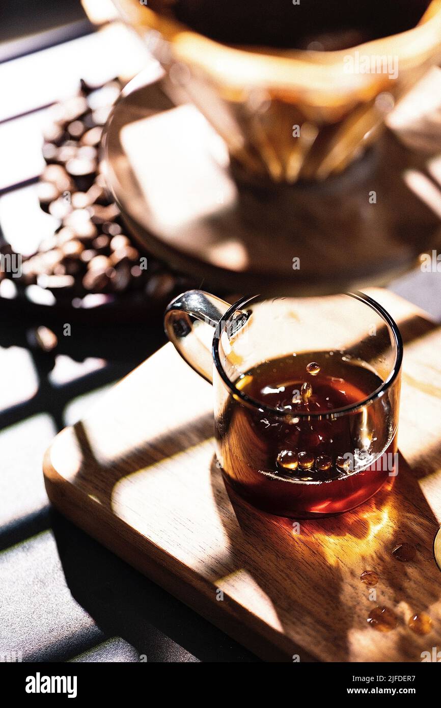 Il caffè viene filtrato, il tradizionale processo di preparazione del caffè fatto a mano - foto di scorta Foto Stock