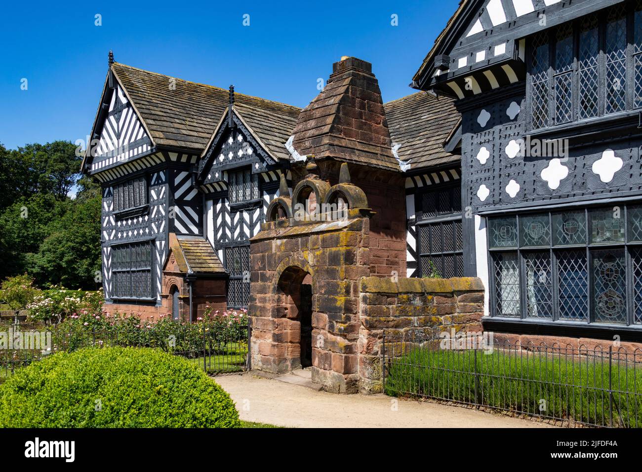 Speke Hall, una casa padronale Tudor con pareti in legno a Speke, Liverpool, nell'Inghilterra nord-occidentale. E' uno dei migliori esempi sopravvissuti Foto Stock