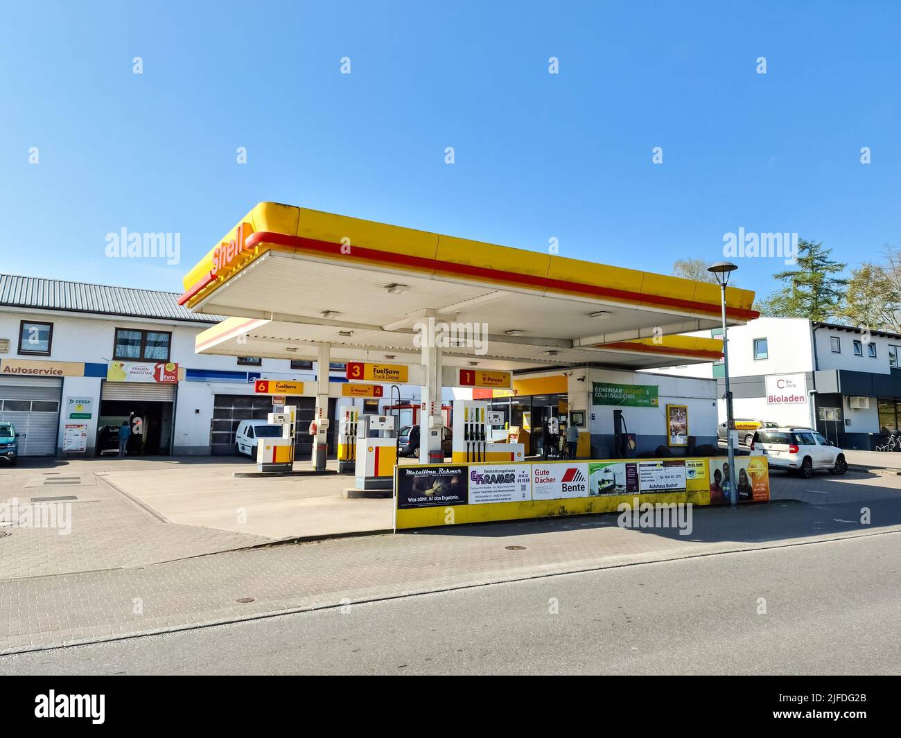 La vista della stazione di benzina della compagnia Shell plc in una giornata di sole Foto Stock