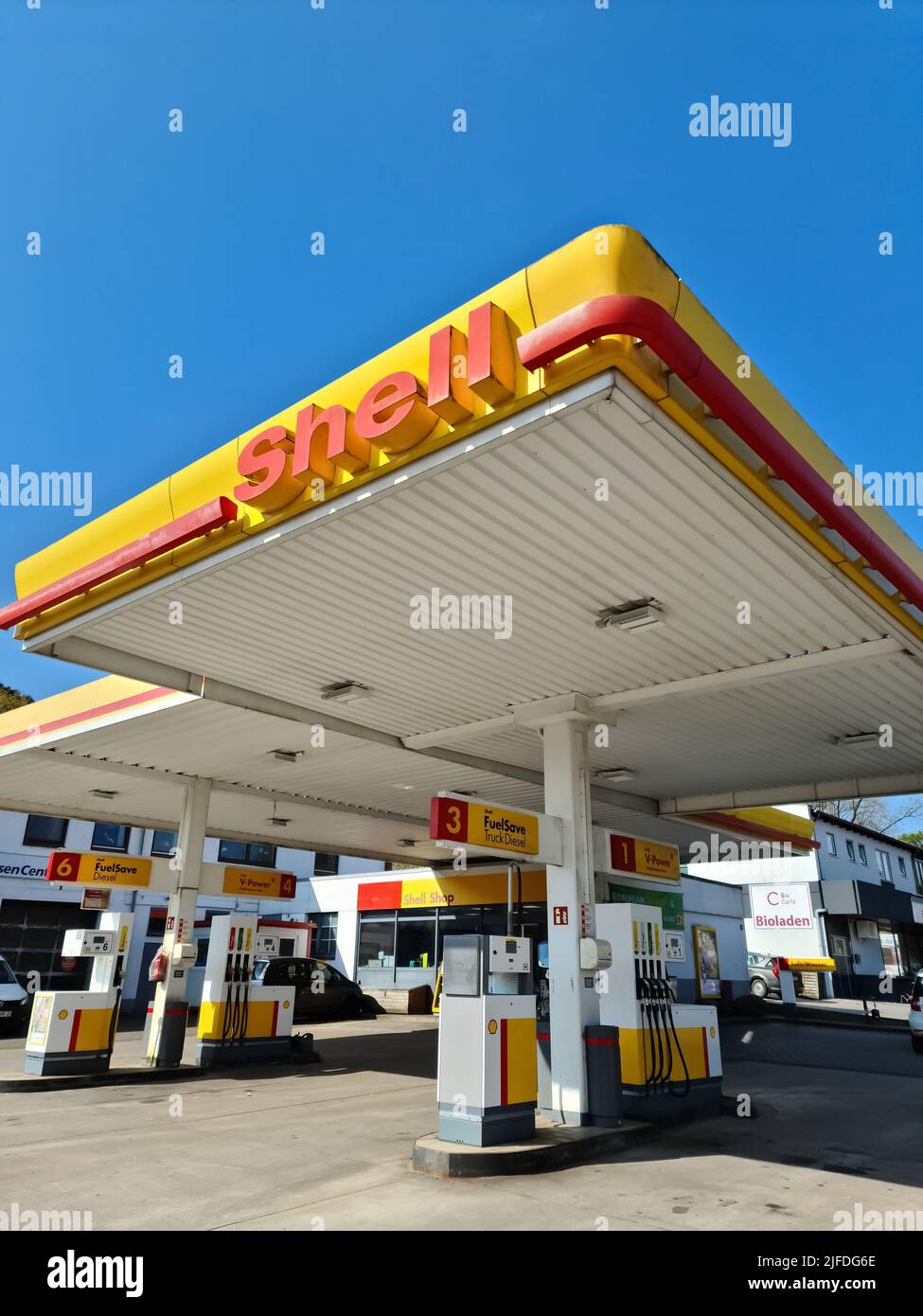 Una vista verticale della stazione di servizio della Shell plc in una giornata di sole Foto Stock