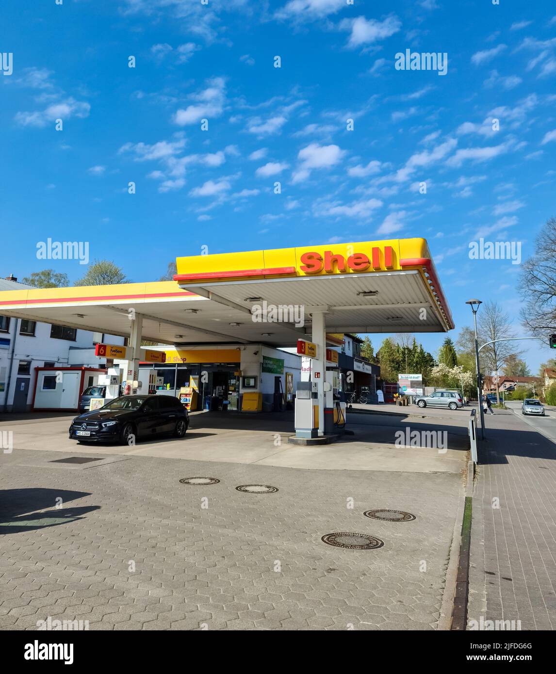 Vista della stazione di servizio della Shell plc in una giornata di sole Foto Stock