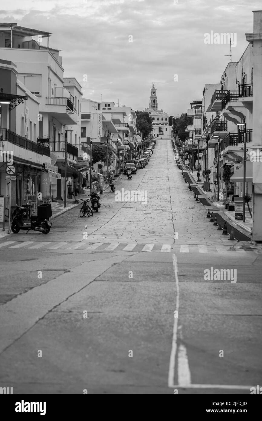 La strada principale che porta a Panagia Megalochari, Tinos, Grecia Foto Stock
