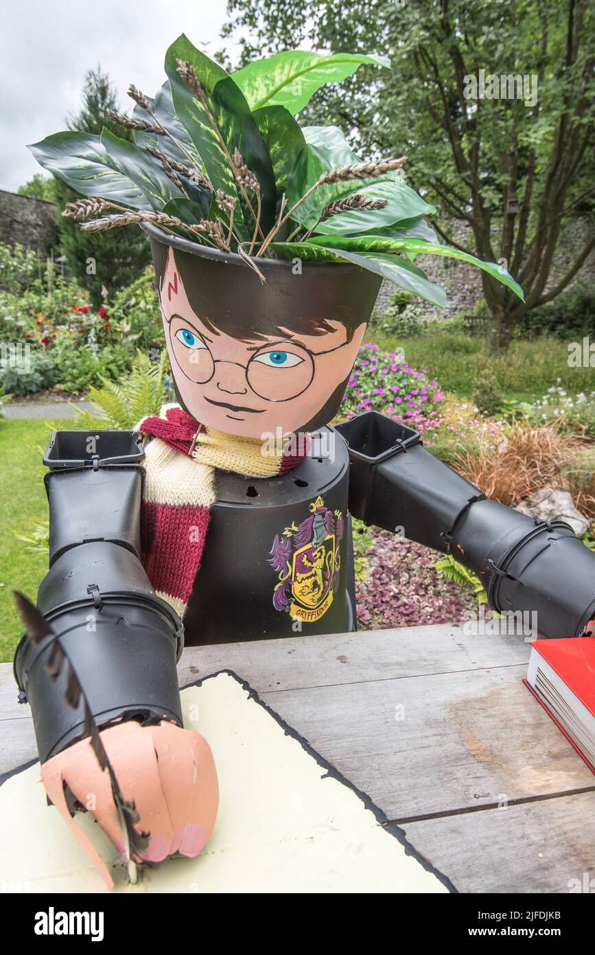 Harry Potter negli amici Meeting House Gardens di fronte Victoria Hall, Settle Flowerpot Festival 2022. Foto Stock