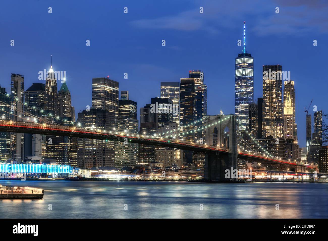 Skyline di Manhattan di notte e ponte di Brooklyn a New York City Foto Stock