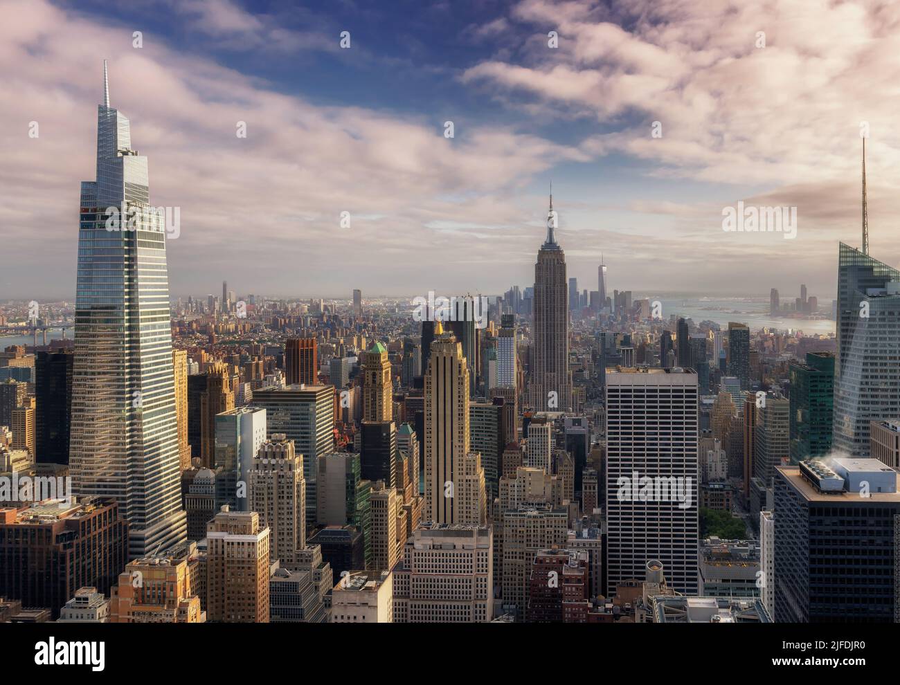 Skyline di Manhattan al tramonto. Grattacieli di New York City nel centro di New York, USA. Foto Stock
