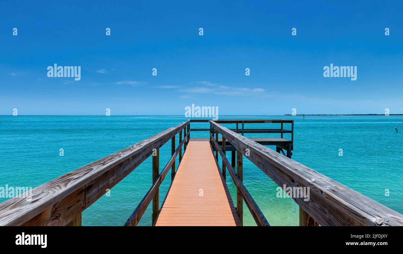 Molo di legno e mare turchese in spiaggia tropicale nell'isola della Florida Foto Stock