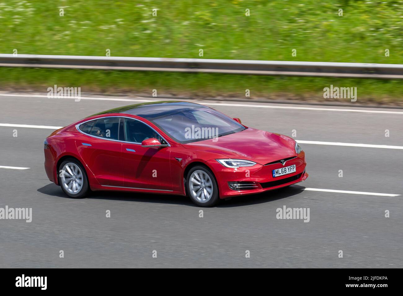 2018 Red Electric Tesla Model S 75Dkwh Dual Motor Auto Hatchback Elettricità 380 KW; guida sull'autostrada M6, Manchester, Regno Unito Foto Stock
