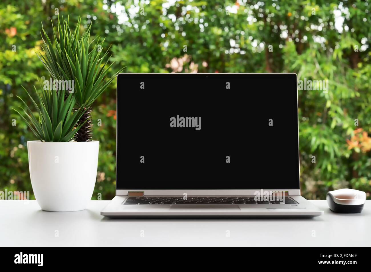 Computer portatile con schermo nero vuoto nella parte superiore del tavolo Foto Stock