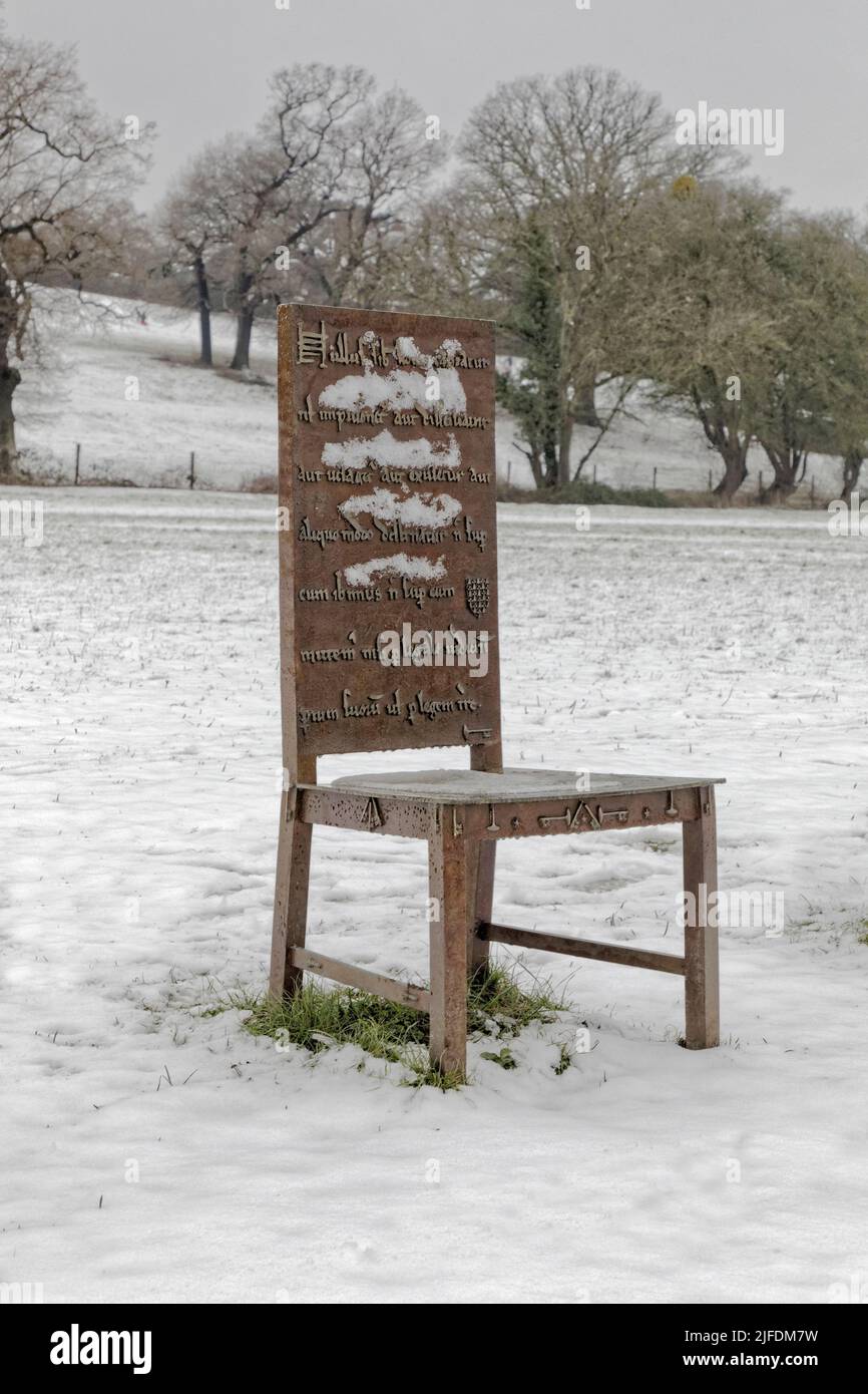 Giurati Installazione di Arte pubblica sedia in neve raffigurante Magna carta Clause che nessuno deve essere imprigionato se non con il legittimo giudizio dei suoi coetanei Foto Stock