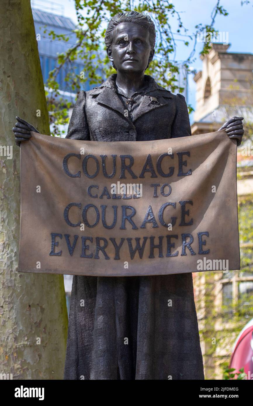 Londra, Regno Unito - Aprile 20th 2022: Statua del leader suffragista britannico e attivista sociale Millicent Fawcett, situata in Parliament Square a Londra, Regno Unito. Foto Stock