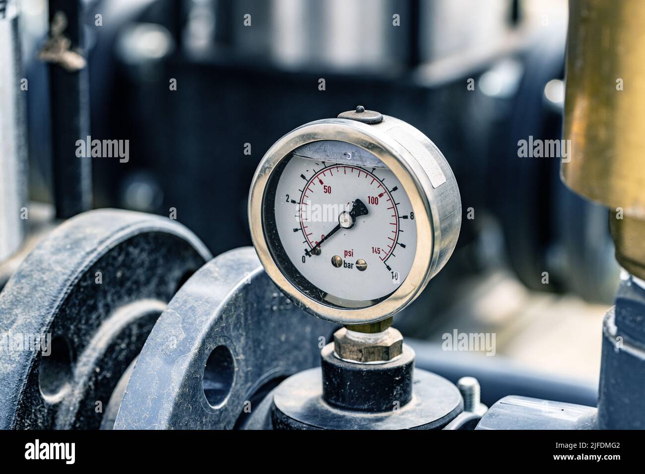 Manometri montati sulla tubazione. Strumenti di misura per il controllo della pressione. Foto Stock