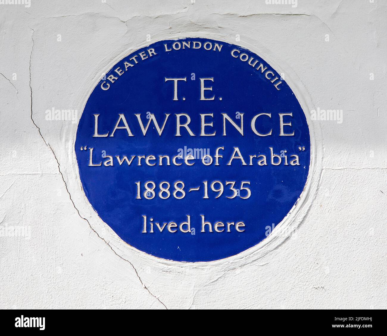 Londra, Regno Unito - Aprile 20th 2022: Una targa blu situata in Barton Street a Londra, Regno Unito, che segna il luogo in cui T. E. Lawrence, noto anche come Lawrence Foto Stock
