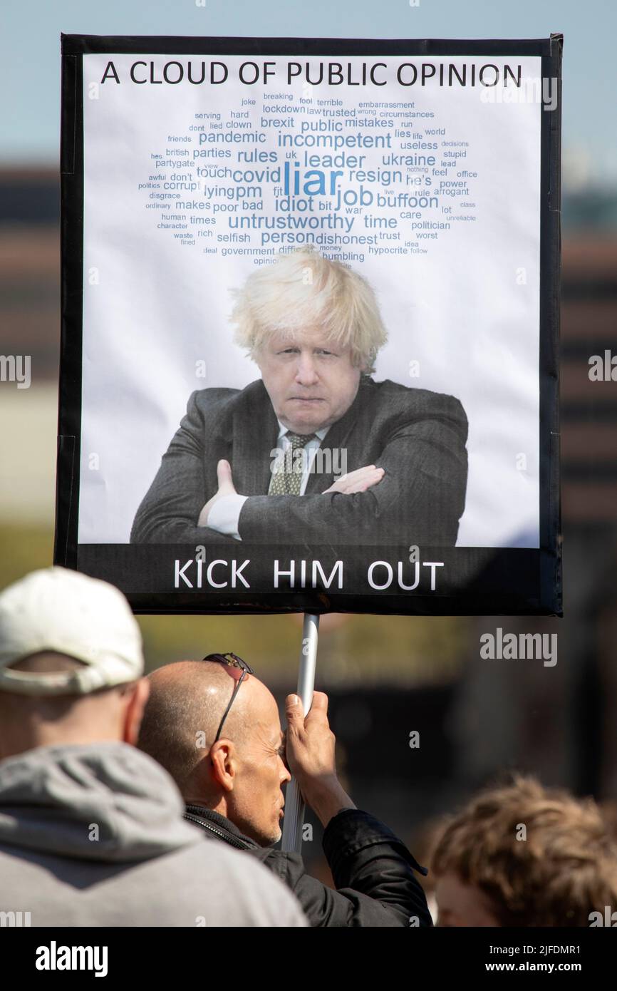 Londra, Regno Unito - Aprile 20th 2022: Un protesto fuori dalle Camere del Parlamento a Westminster, Londra, protestando contro il primo Ministro Boris Johnson. Foto Stock