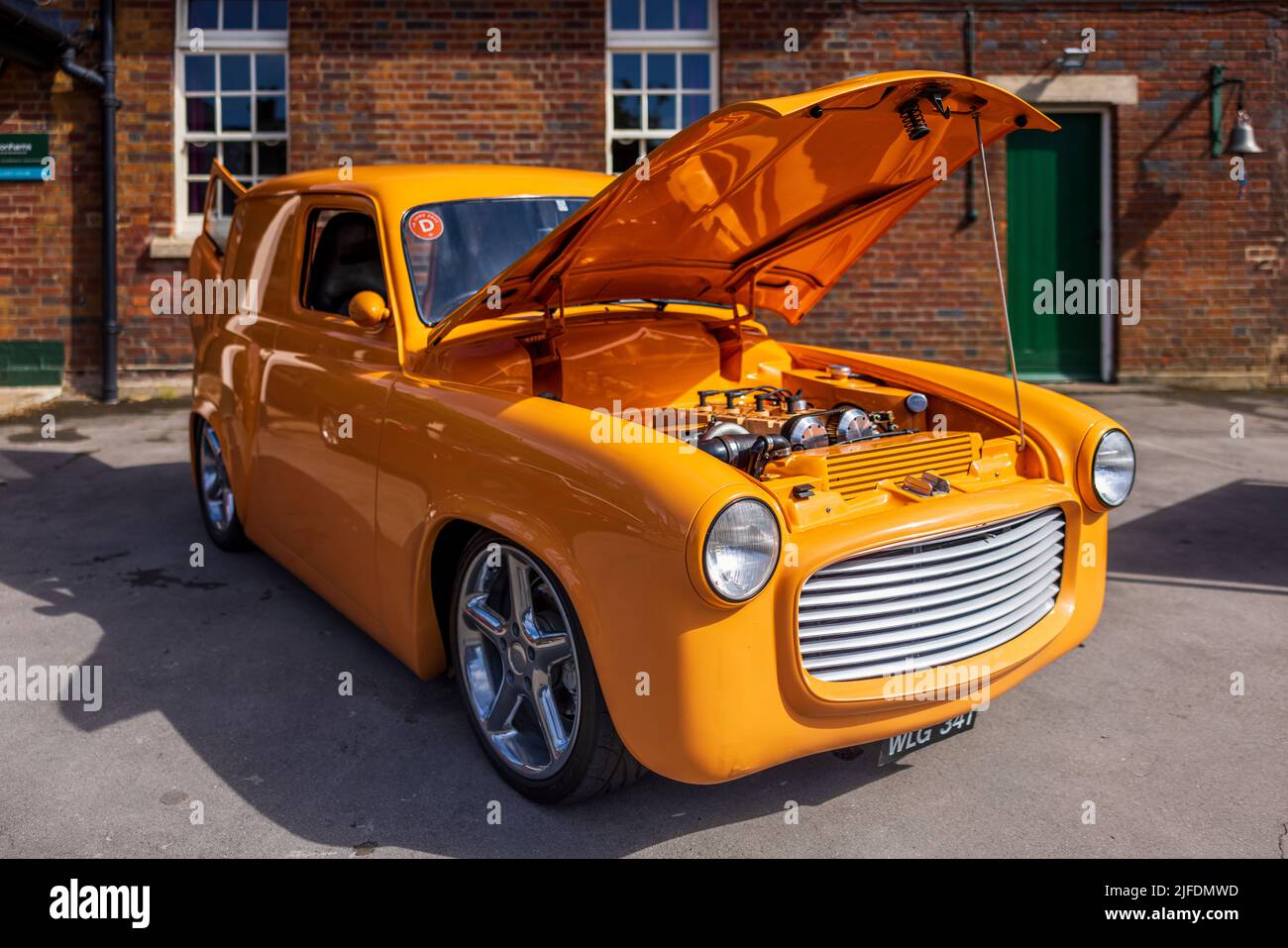 1955 Custom Hillman Husky "WLG 341" in mostra allo Scramble di giugno che si tiene presso il Bicester Heritage Centre il 19th giugno 2022 Foto Stock
